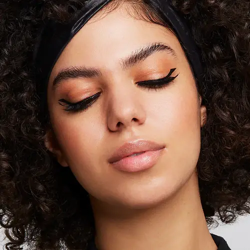 9254360001_essence24everinkliner01_Model_500x500_crop_center.webp