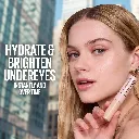 Maybelline-Lifter-Concealer-pdp-lifestyle-carrousel-performance-1.webp